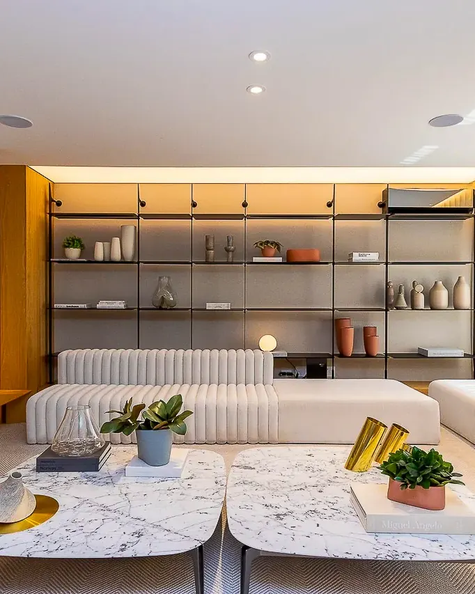 Sala de estar ampla com estante e sofá — fotografia imobiliária profissional Sheep House