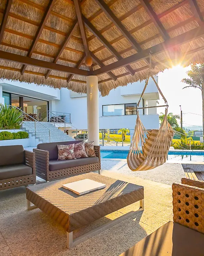 Área gourmet com piscina e vista — fotografia imobiliária premium Sheep House